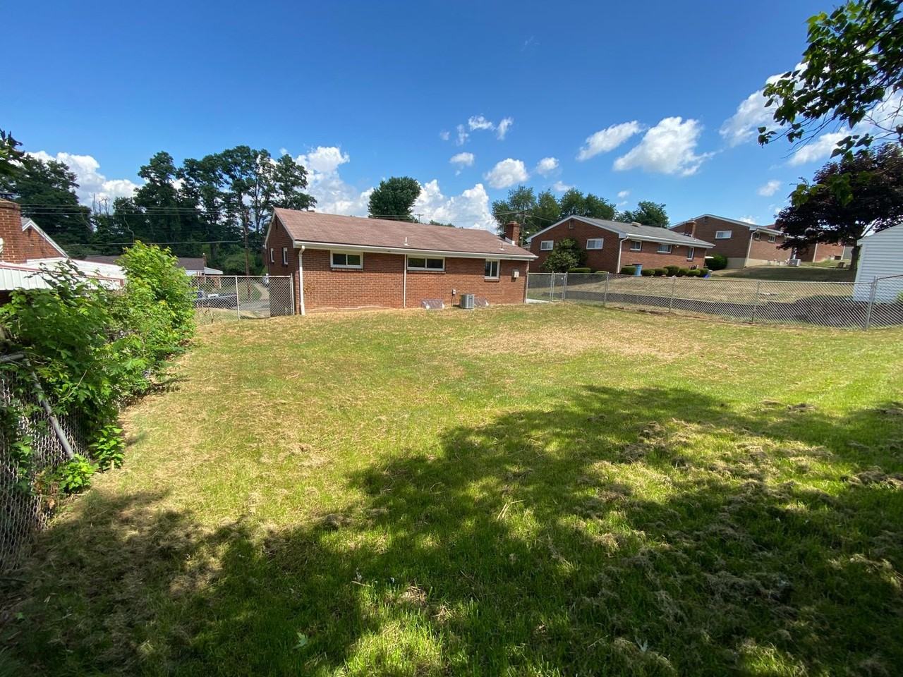 1052 Franklin Ave - Photo 3 of 23