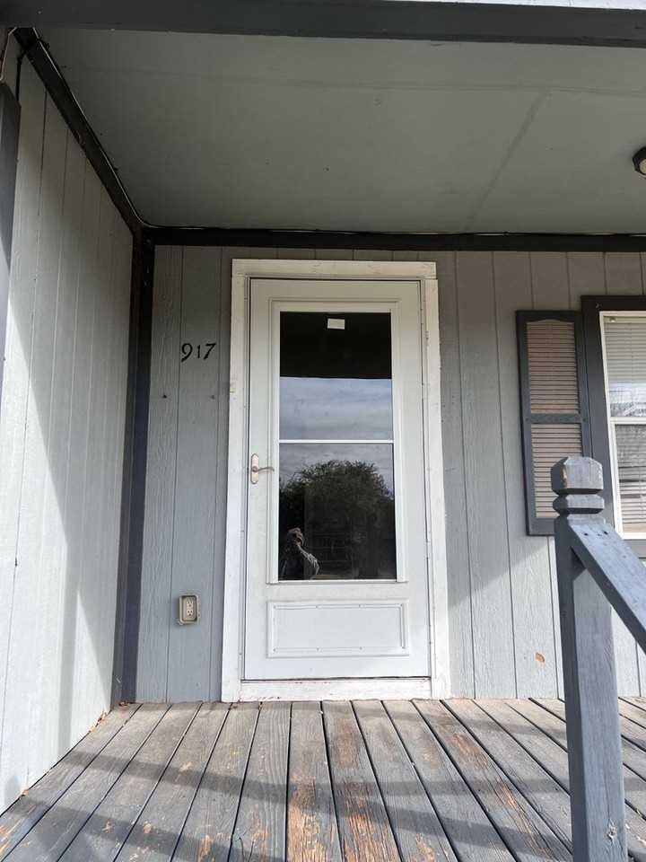 917 Chestnut St - Photo 4 of 26