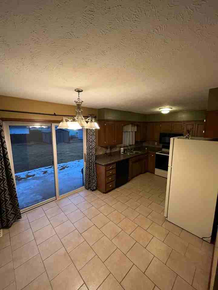 1414 Iowa St - Photo 3 of 16