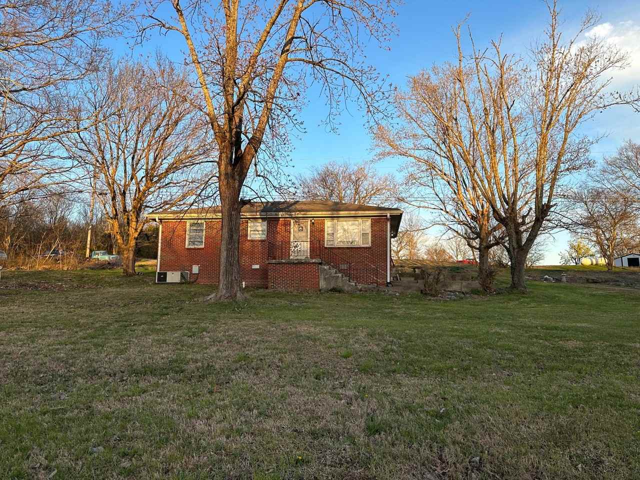 585 Linwood Rd - Photo 2 of 8