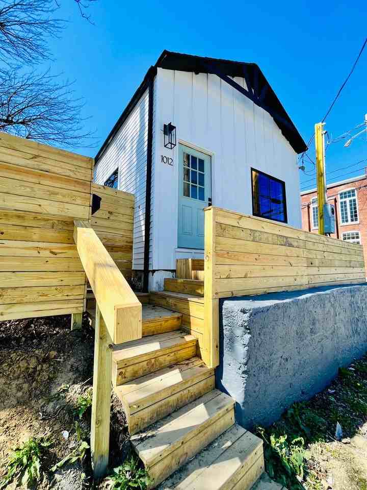 1012 Swan St - Photo 2 of 37