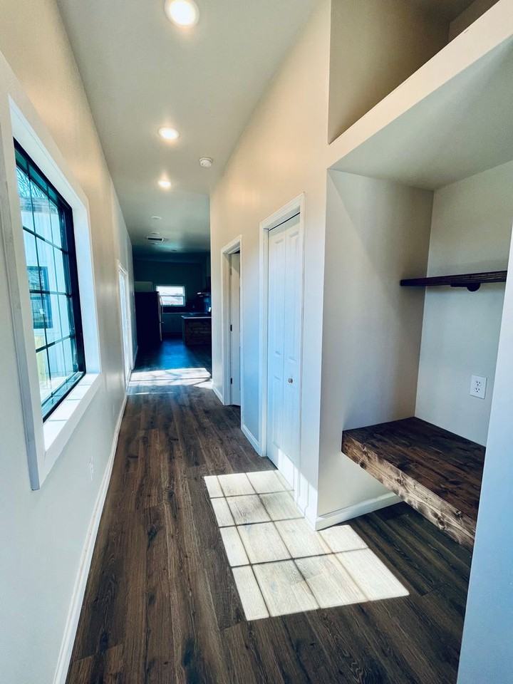 1012 Swan St - Photo 3 of 37