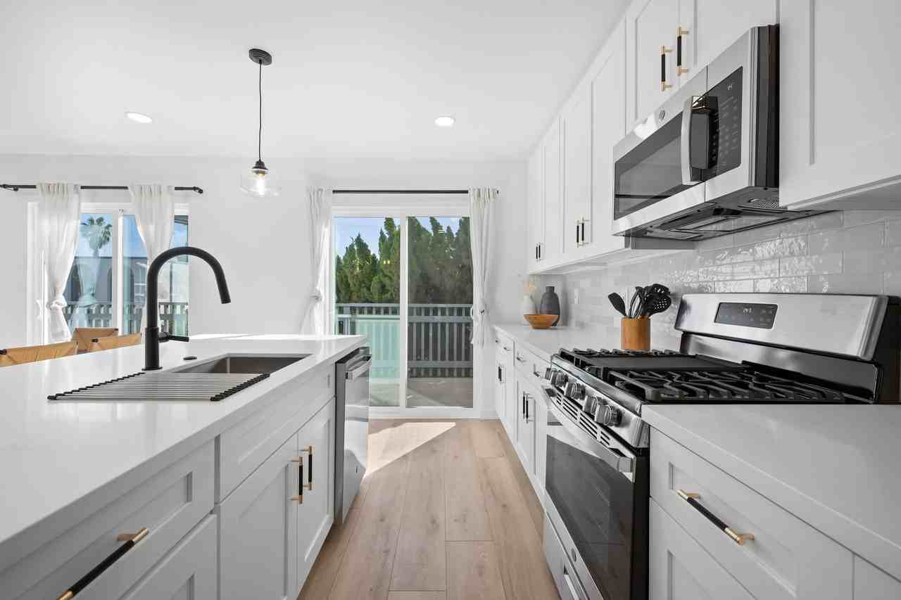 836 Island Court - Photo 5 of 39