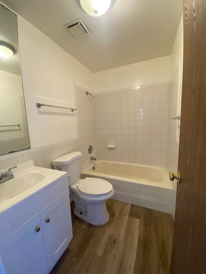 1004 Bates St #B - Photo 4 of 10