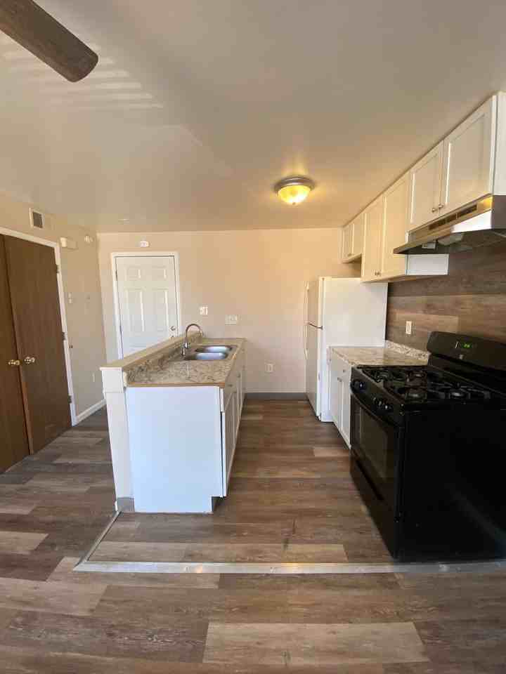 1004 Bates St #B - Photo 6 of 10