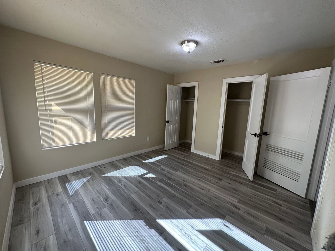5325 Sussex Ave - Photo 5 of 10