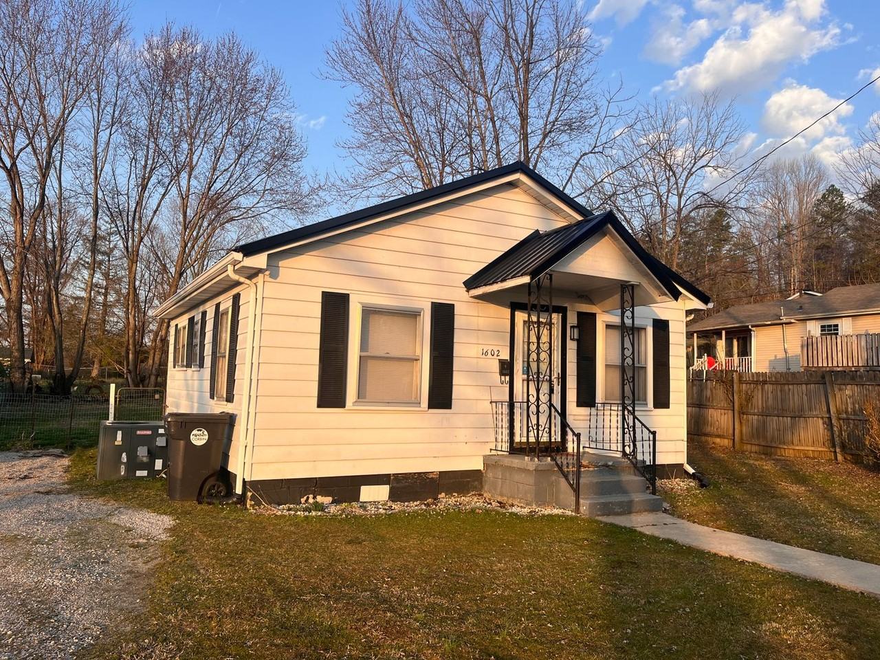 1602 Mckinley Ave - Photo 3 of 10