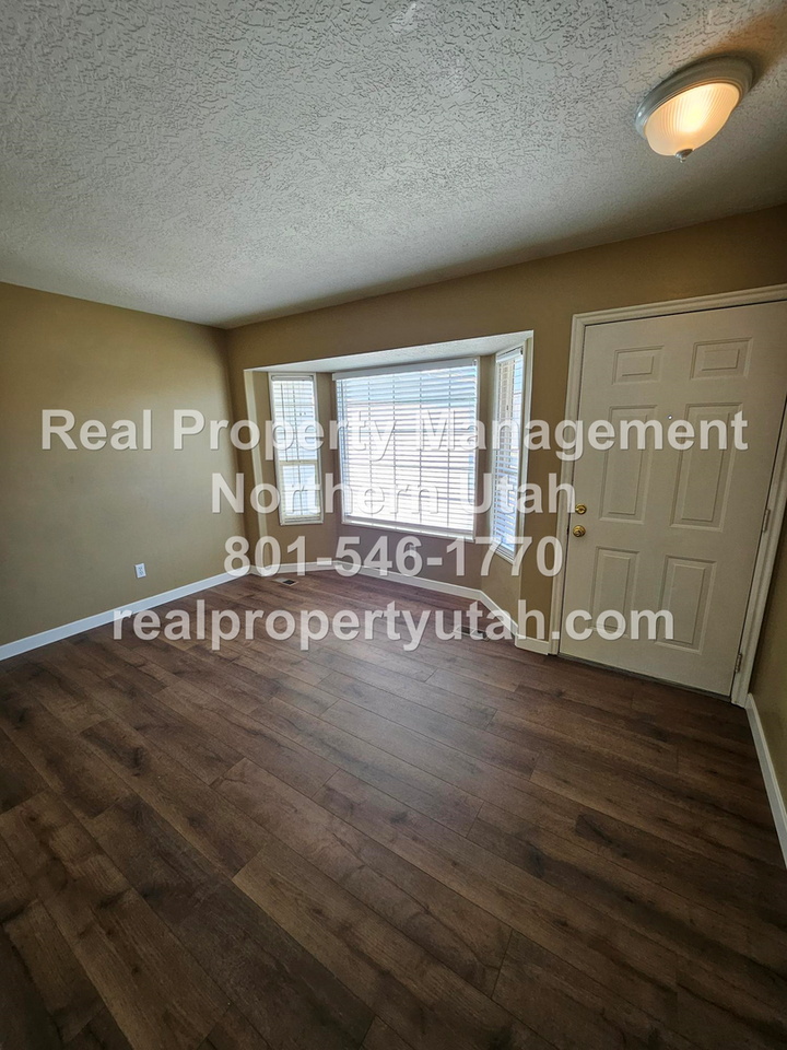 2390 Allison Way - Photo 3 of 31