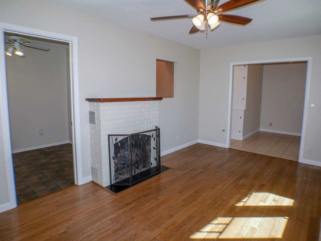 4754 Niagara Ave - Photo 7 of 34