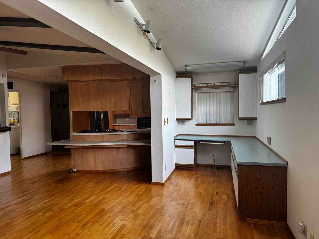 300 Plum St - Photo 3 of 11