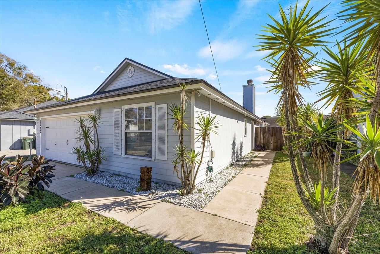 1073 Stocks St - Photo 4 of 37