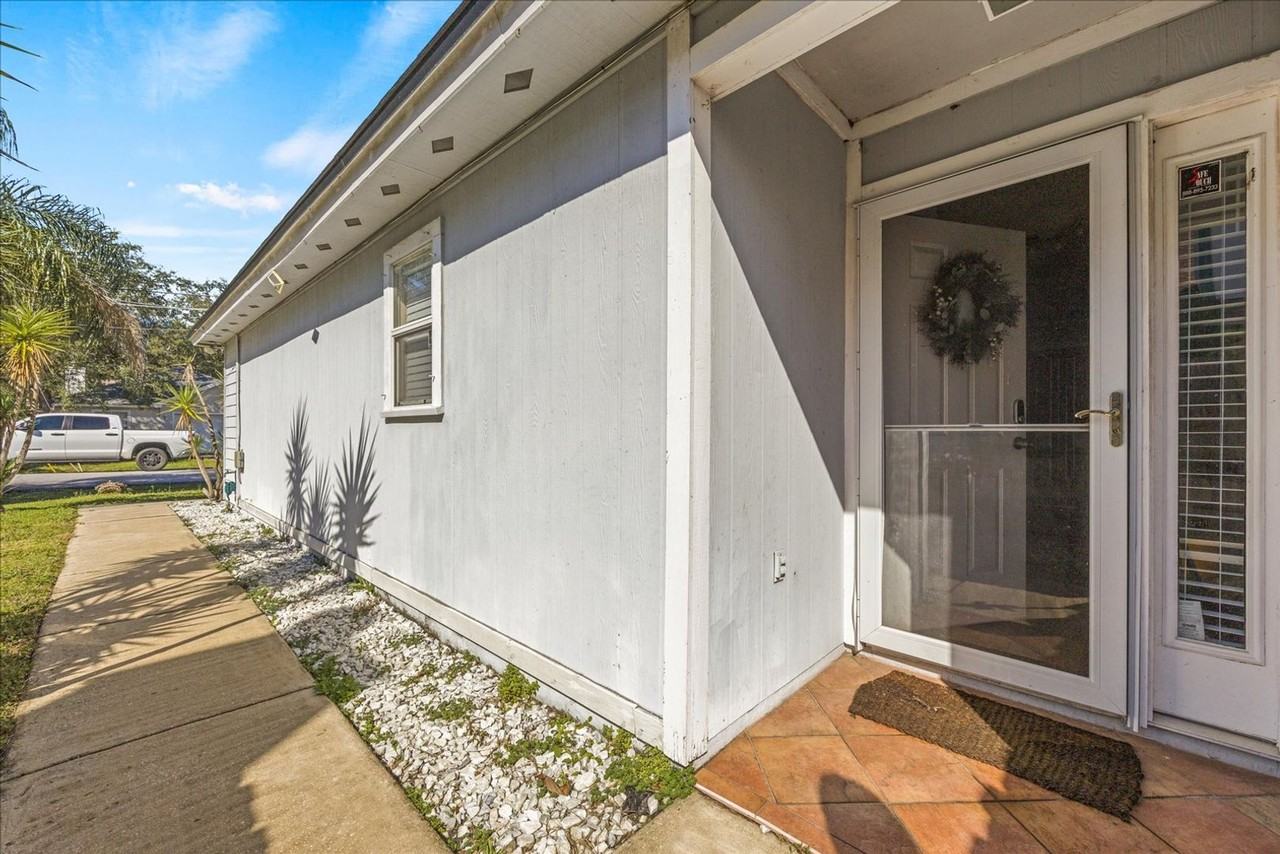 1073 Stocks St - Photo 5 of 37