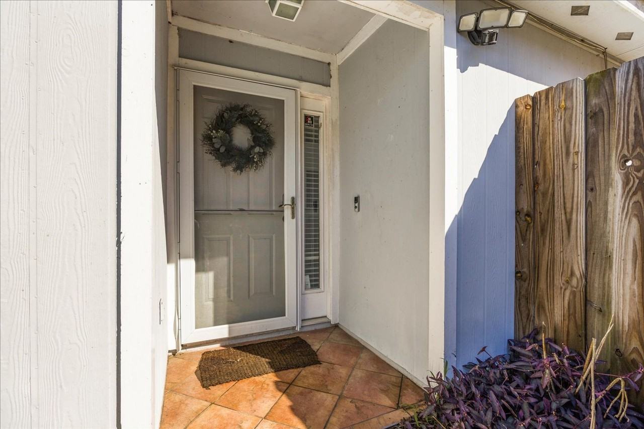 1073 Stocks St - Photo 6 of 37
