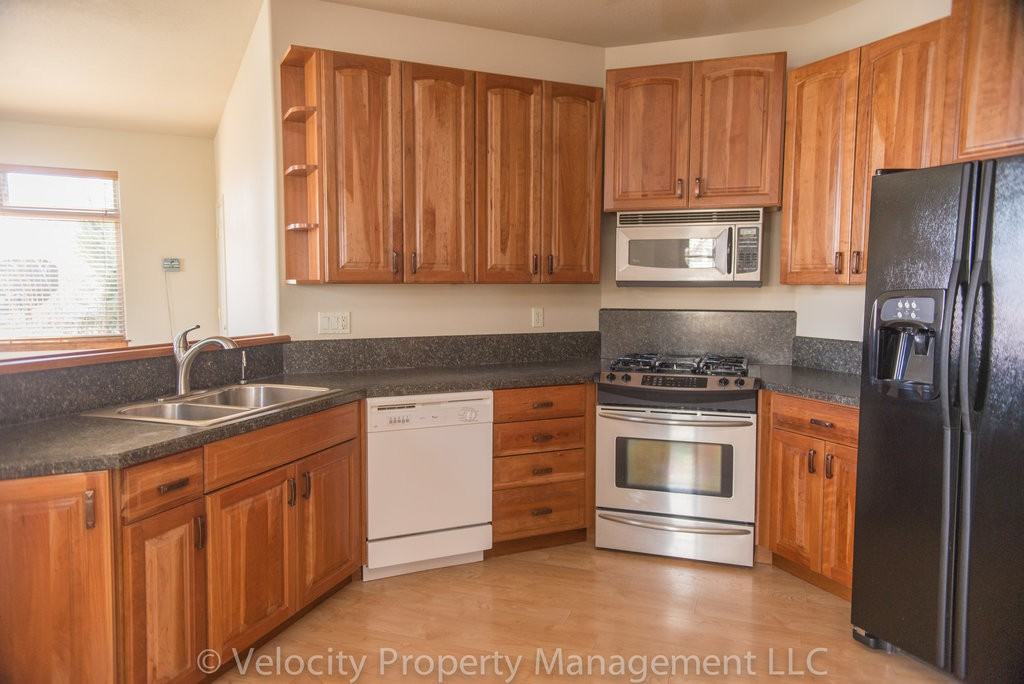 1075 Ne Watt Way - Photo 3 of 16