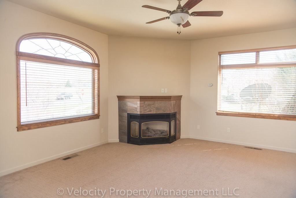 1075 Ne Watt Way - Photo 5 of 16