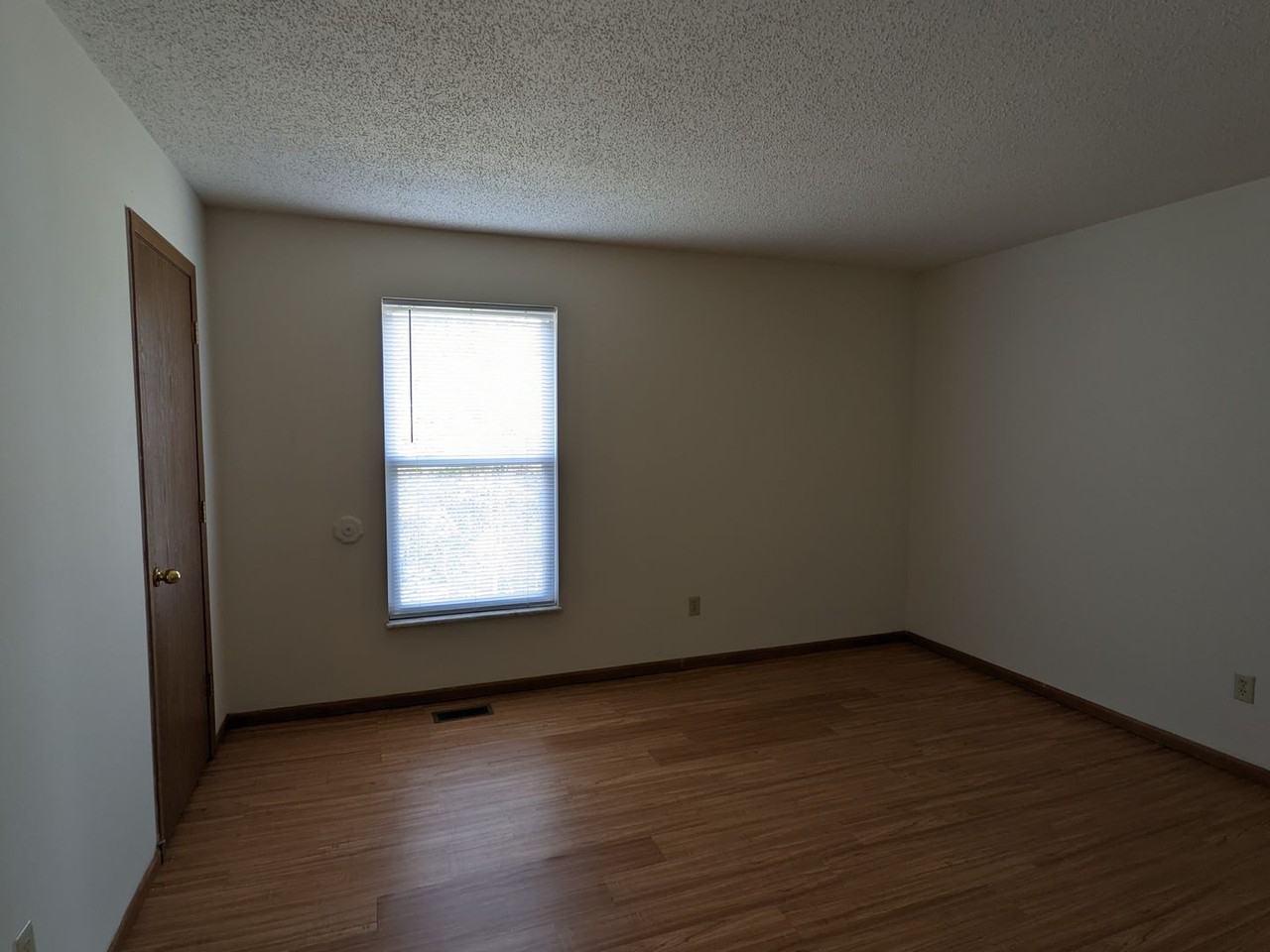 494 London Ct - Photo 3 of 7