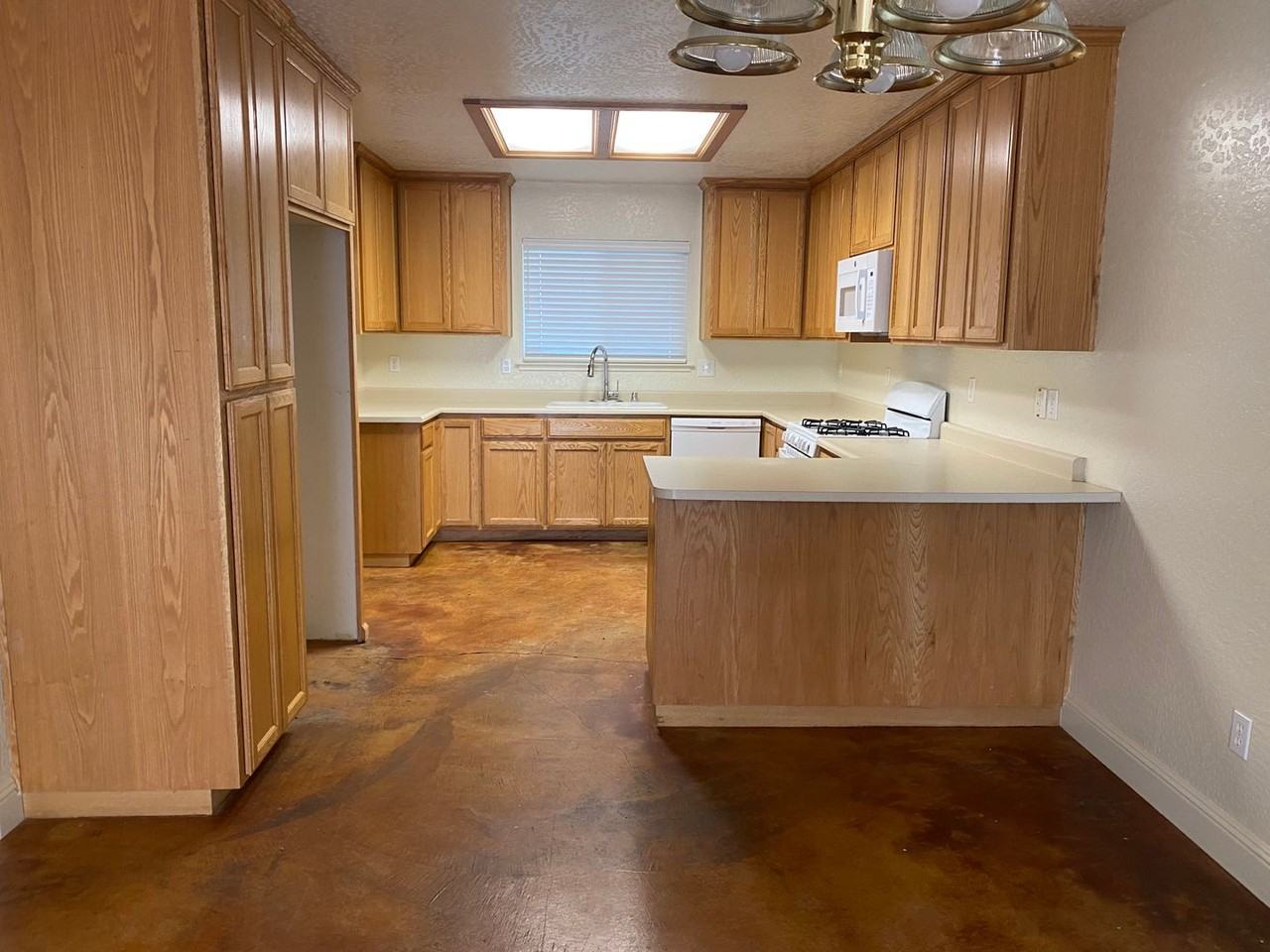 18183 6th Ave - Photo 2 of 9