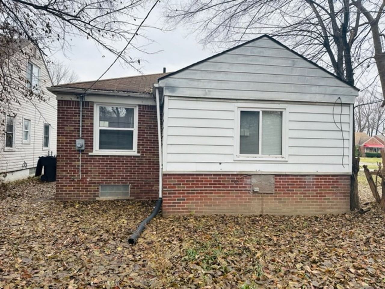 18653 Albion St - Photo 3 of 13