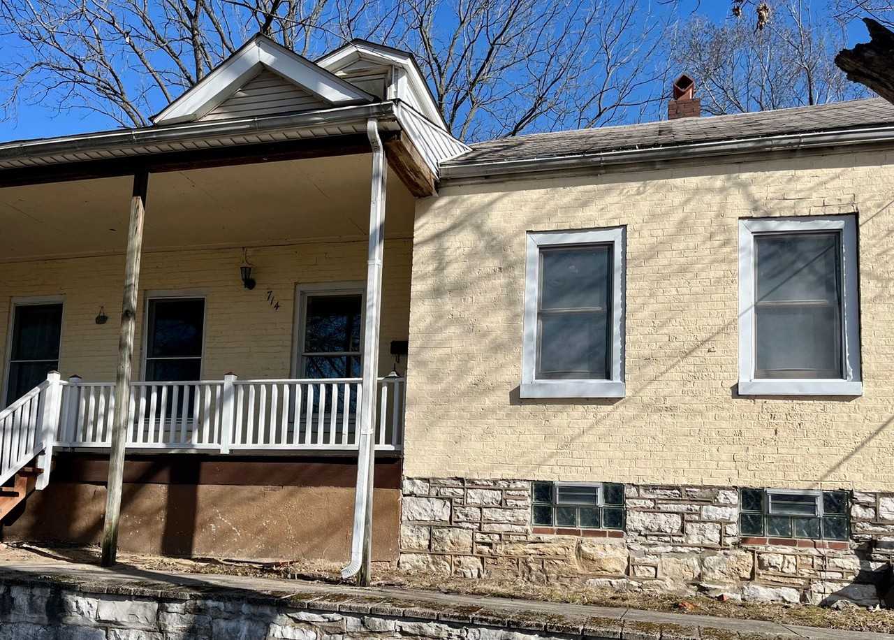 714 E 6th St - Photo 2 of 10