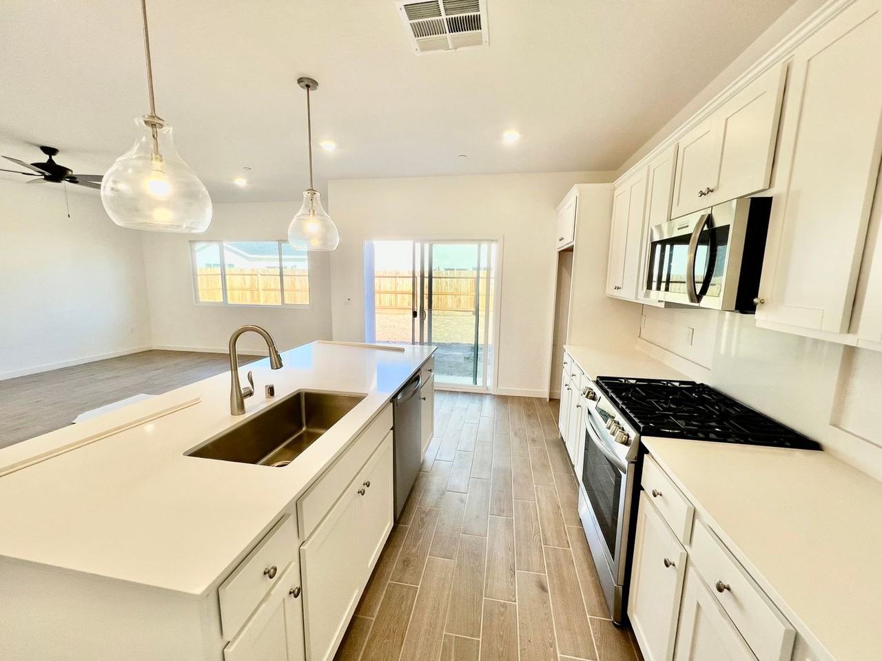 6590 E Krum Ave - Photo 5 of 18
