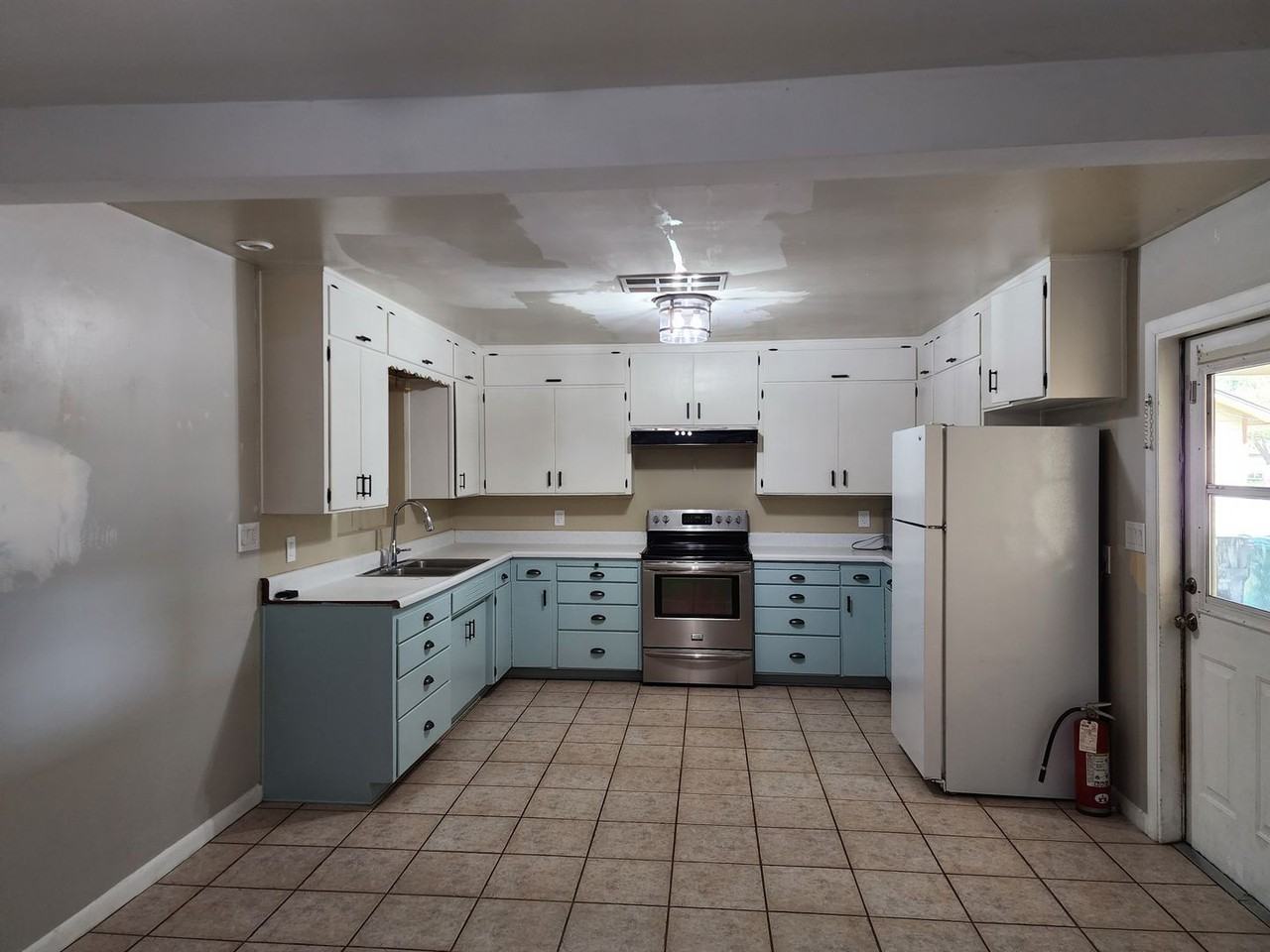 520 S Solomon - Photo 2 of 27