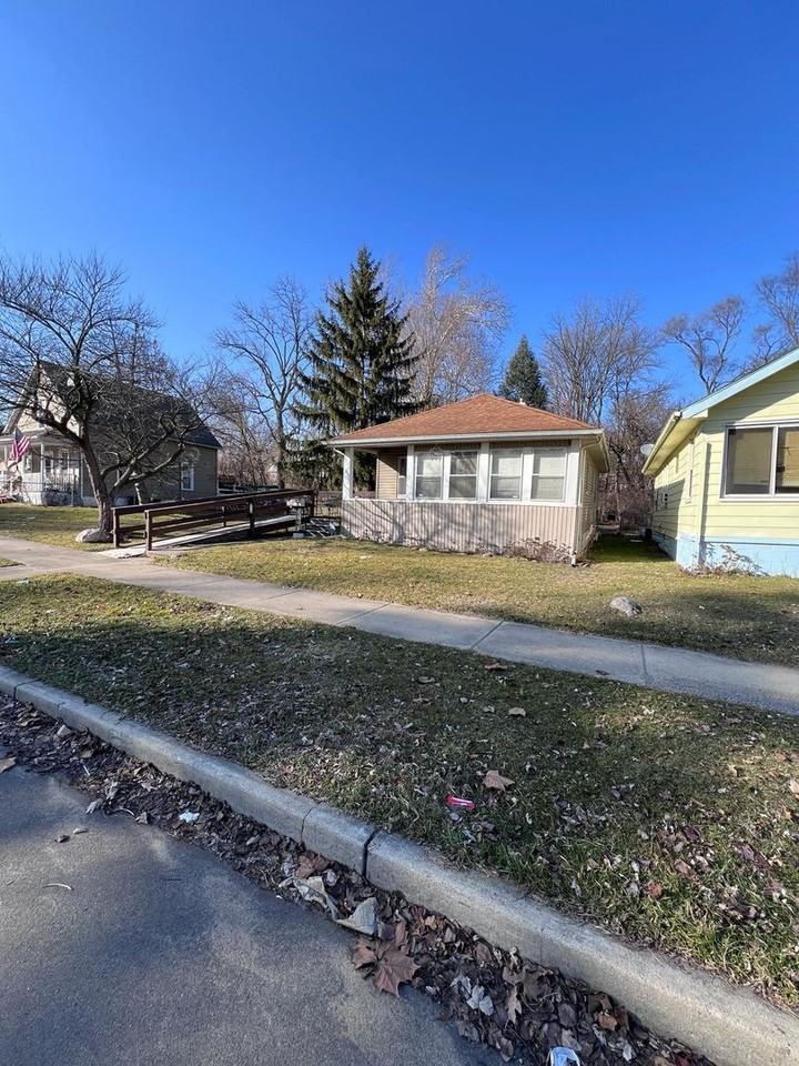 1237 Queen St - Photo 2 of 26