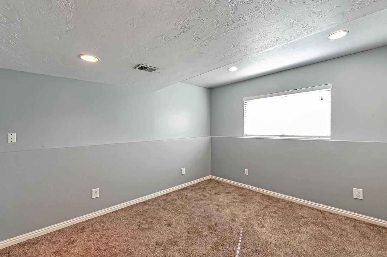 1637 W 200 S - Photo 4 of 15