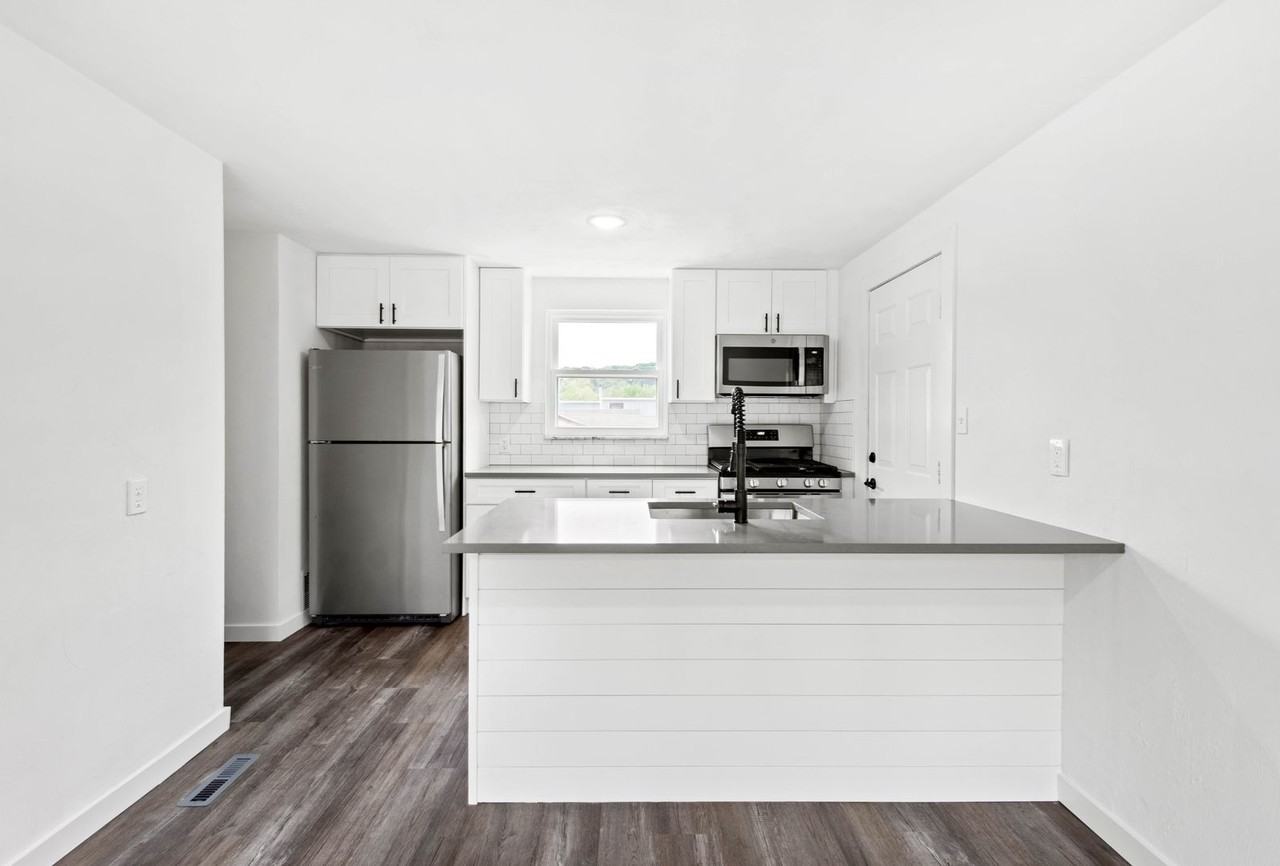 1249 Church Ave - Photo 7 of 26