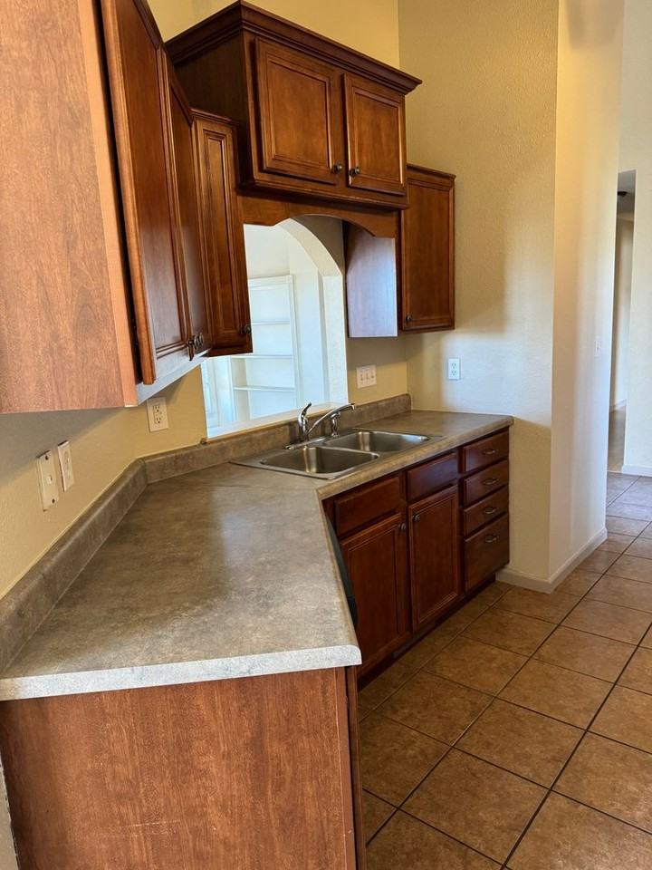 403 Camel Ct - Photo 4 of 28