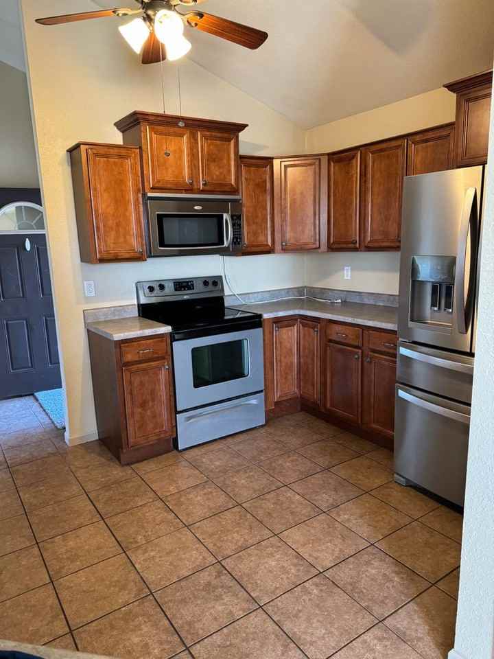 403 Camel Ct - Photo 5 of 28