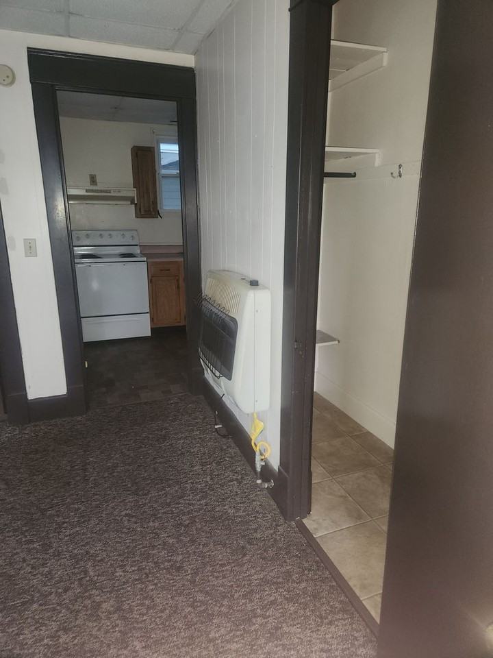 904 W 4th St - Photo 2 of 8