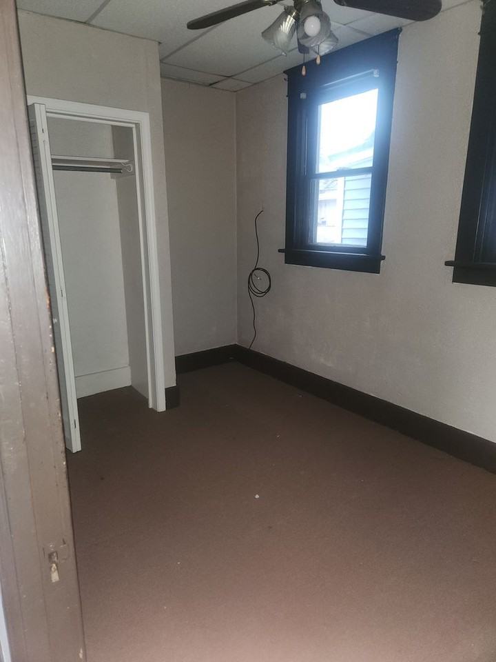 904 W 4th St - Photo 3 of 8