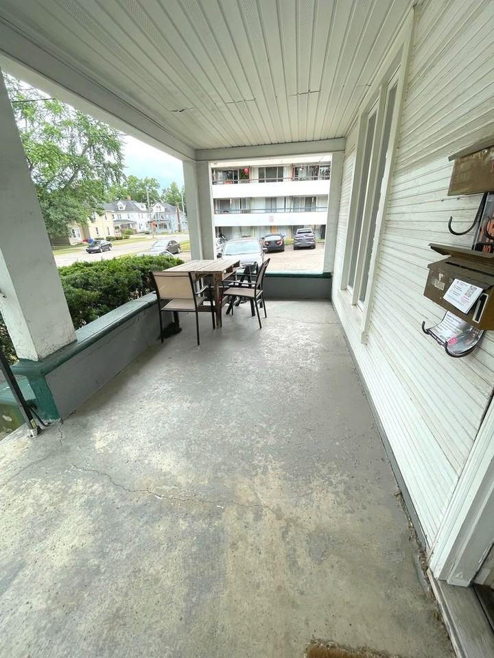 211 Ballard - Photo 3 of 31