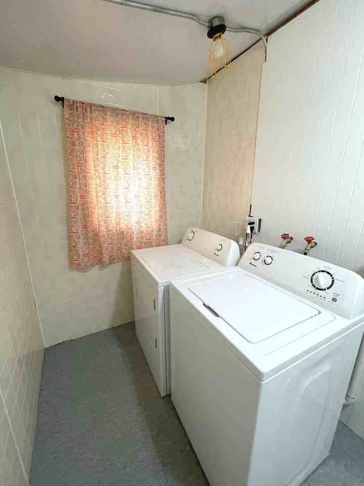 211 Ballard - Photo 4 of 31