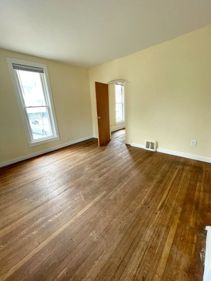 211 Ballard - Photo 5 of 31