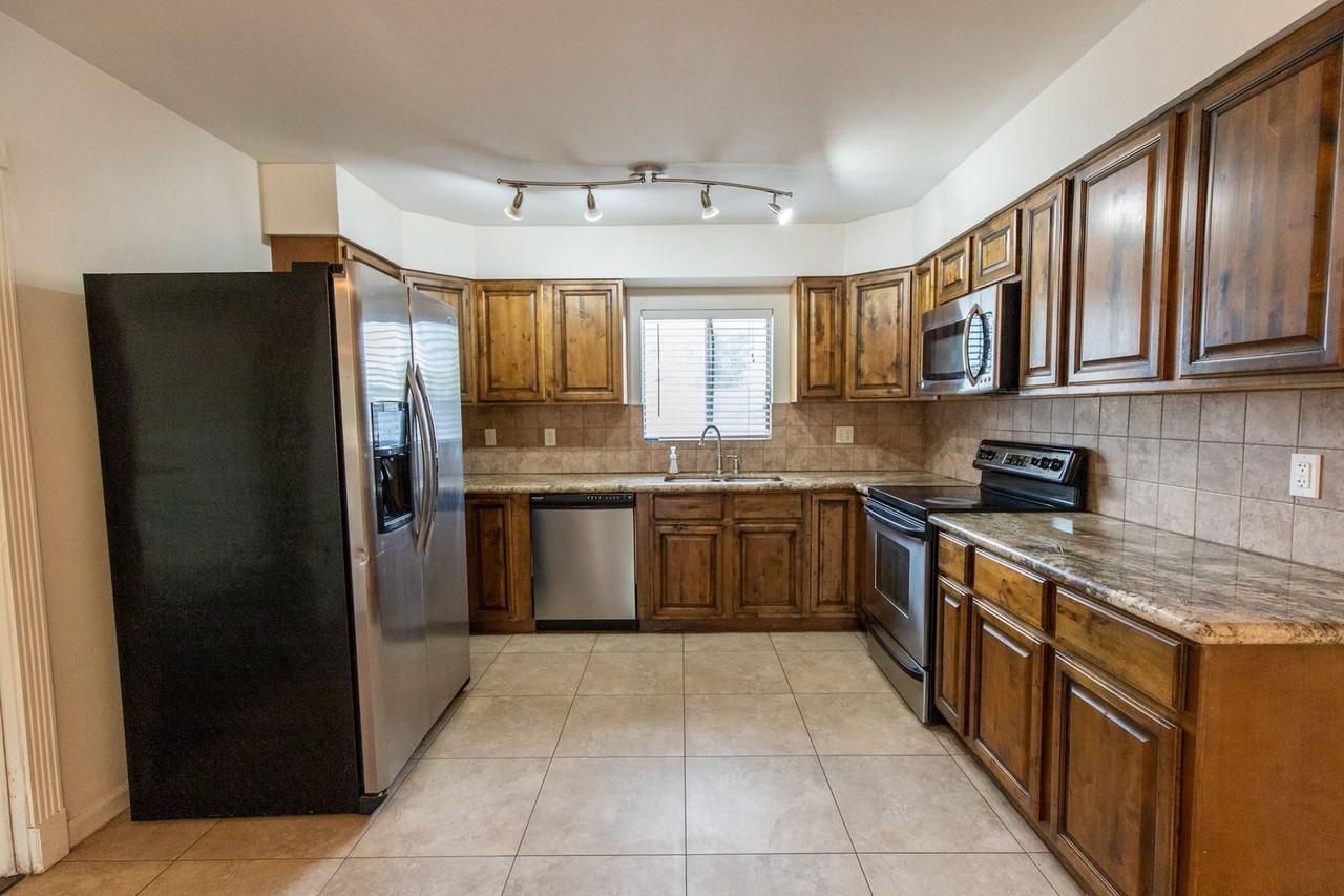 1887 E Watson Dr - Photo 3 of 11