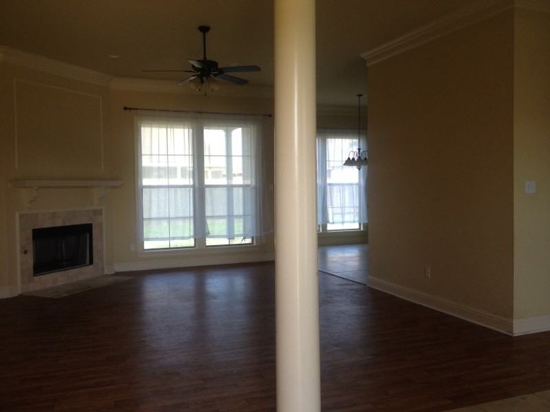 325 Camden Hl - Photo 3 of 5