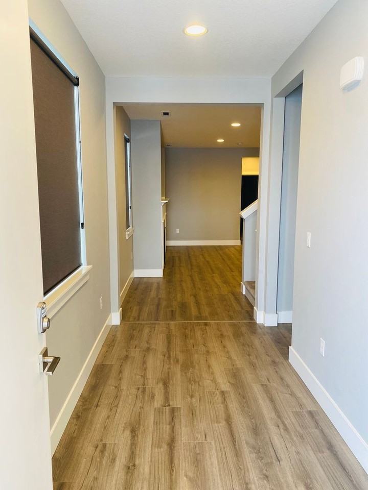 11007 Ne 137th Ave - Photo 2 of 33