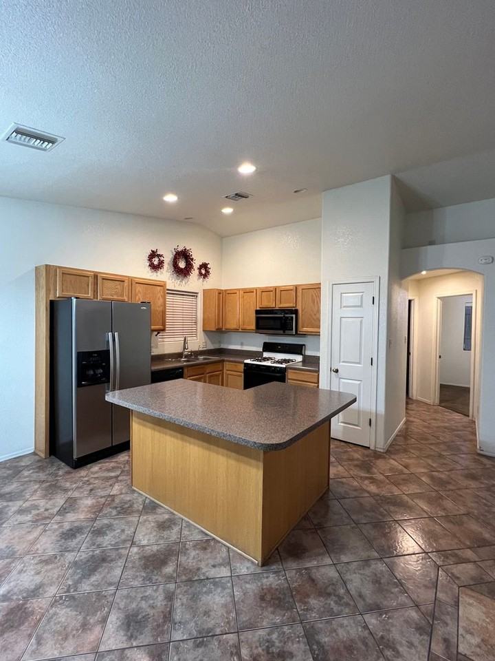 2685 S Tensleep Ave - Photo 5 of 27