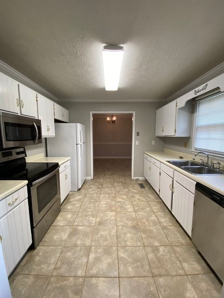 1032 Emory Pl - Photo 2 of 15