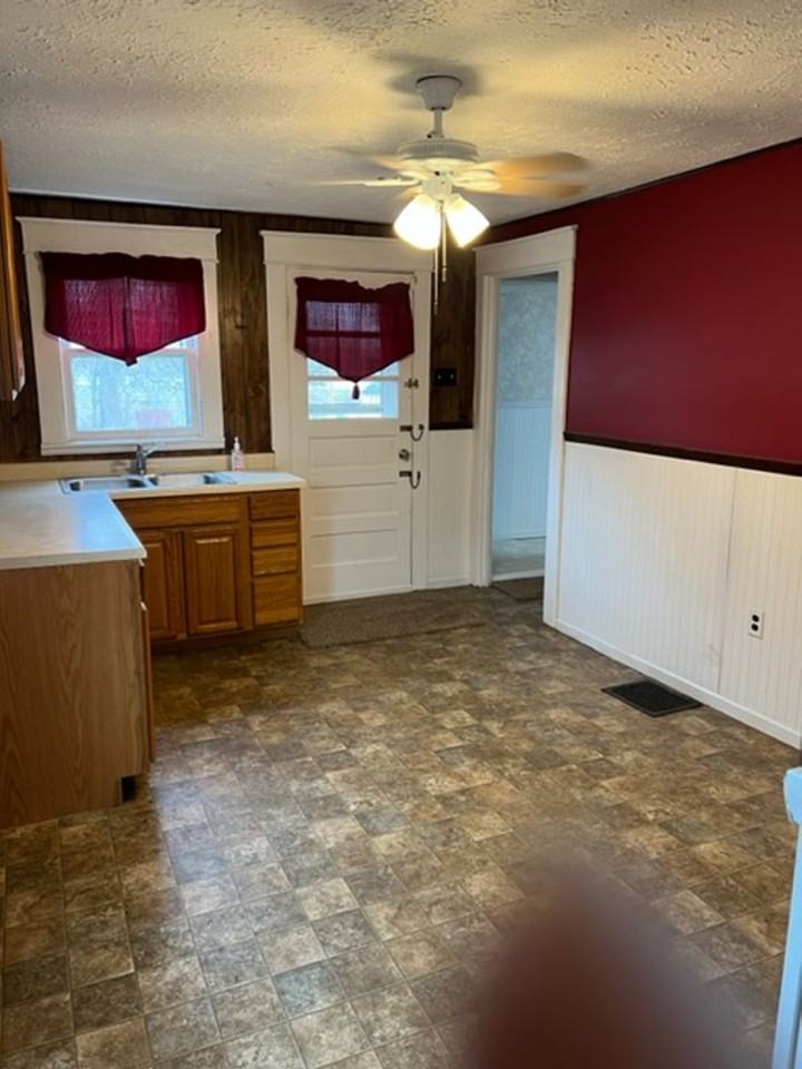 422 Imperial St - Photo 2 of 7