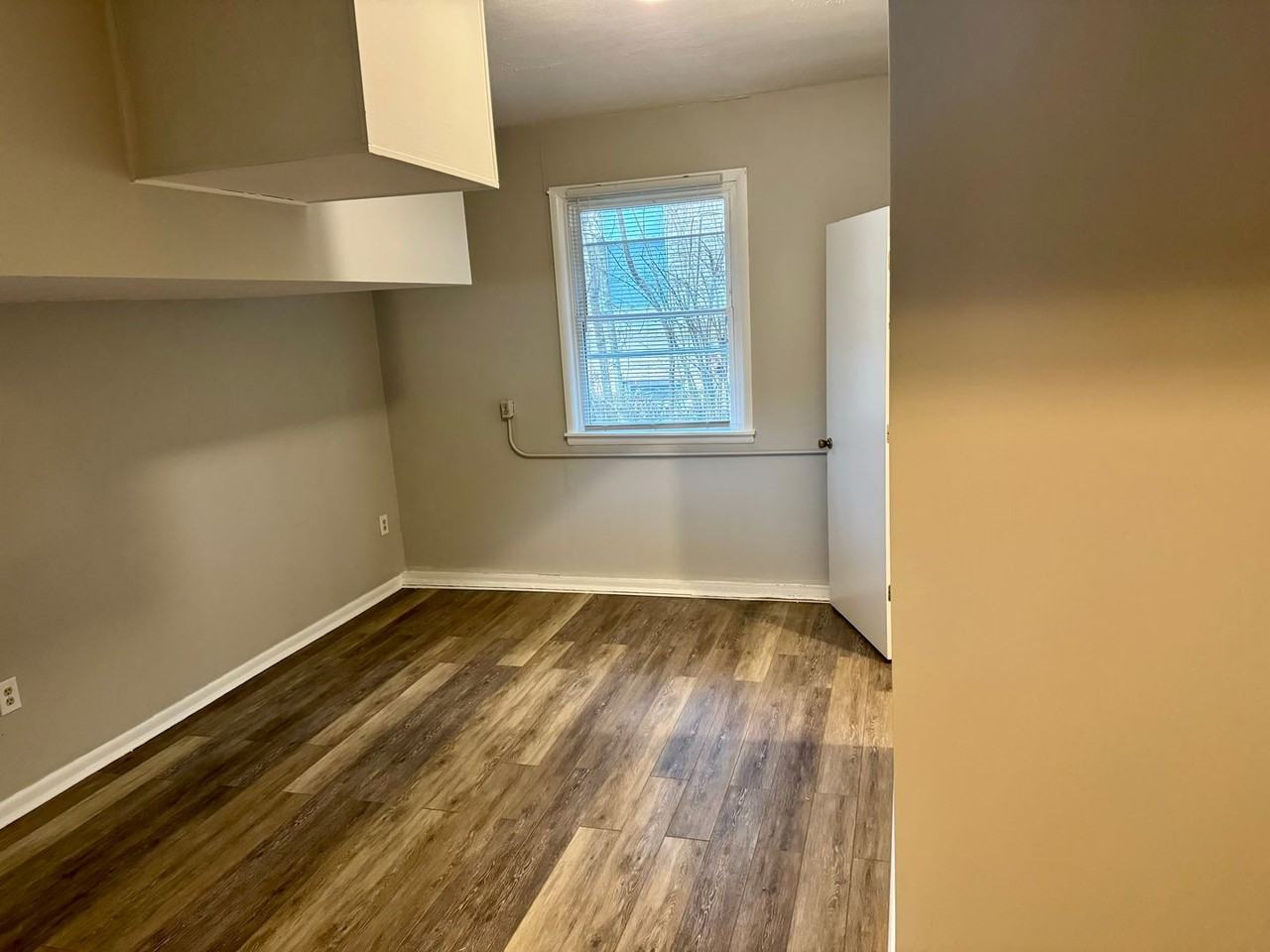 1423 N Kinser Pike - Photo 2 of 9
