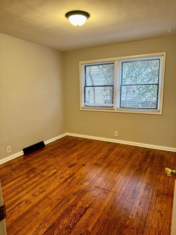 1423 N Kinser Pike - Photo 7 of 9