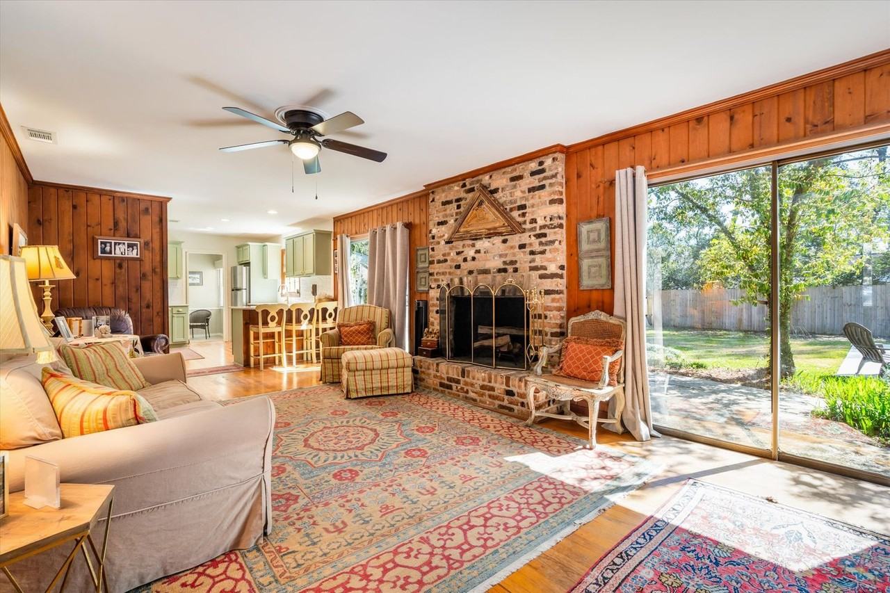 3859 Llewelyn Dr N - Photo 3 of 20