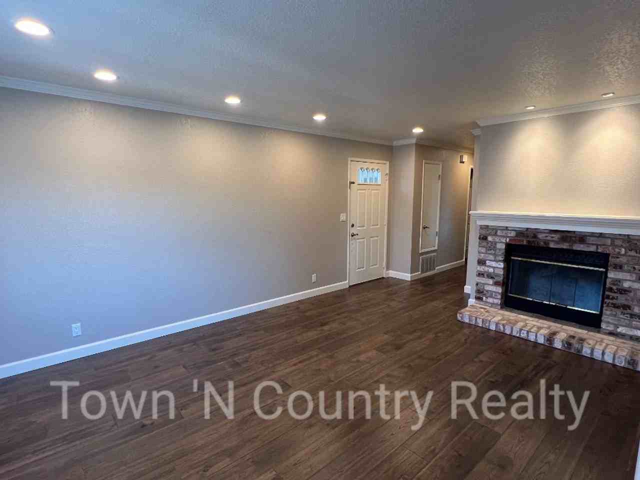 1051 Riker St #8 - Photo 3 of 15