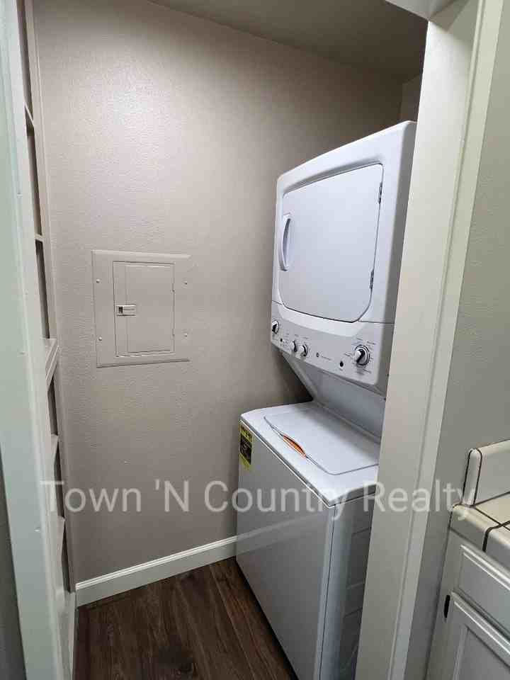 1051 Riker St #8 - Photo 6 of 15
