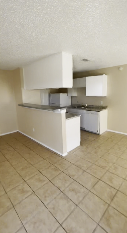 Check out this beautiful 3 bedroom at $1695!  Get approved within 24 hours online www.liveatcolonialplace.com - Photo 4 of 20