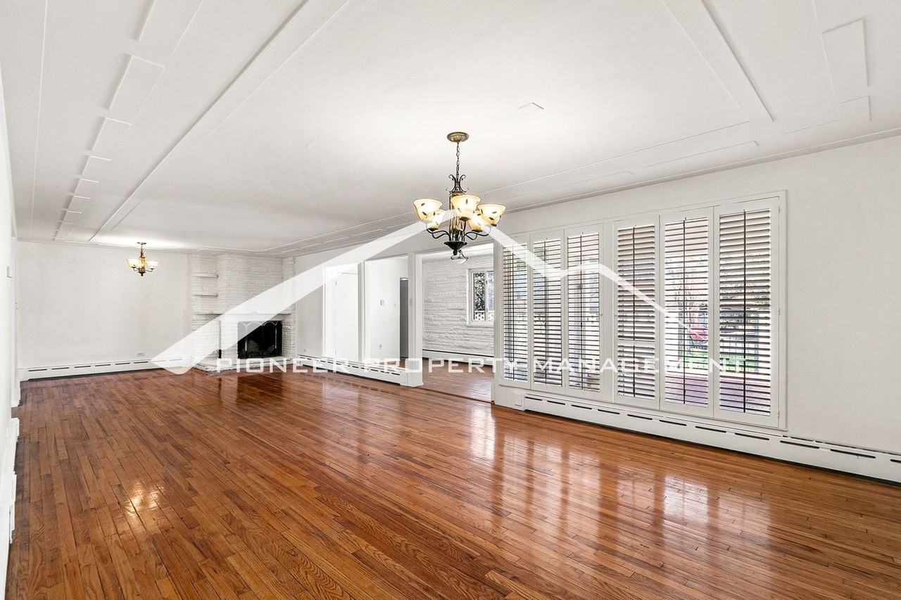 275 N Monaco Street Pkwy - Photo 2 of 20