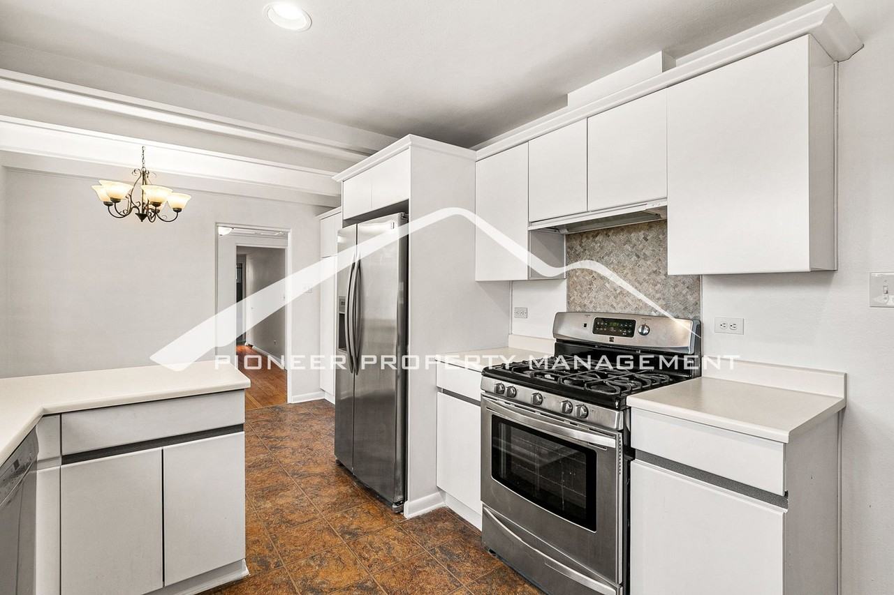 275 N Monaco Street Pkwy - Photo 3 of 20