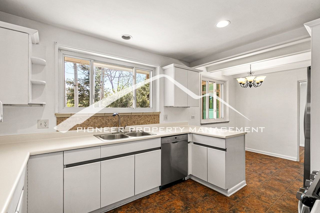 275 N Monaco Street Pkwy - Photo 4 of 20
